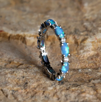Anillo de diamantes y ópalo en forma de corazón de platino