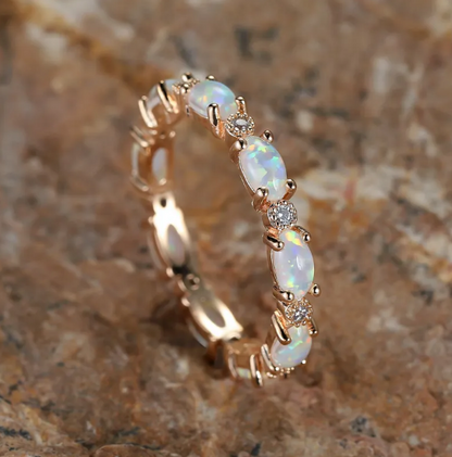 Anillo de diamantes y ópalo en forma de corazón de platino