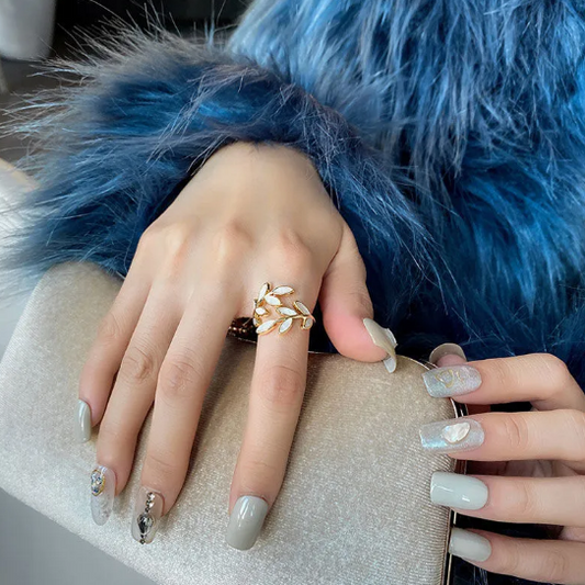 Anillo de aleación con hoja de nácar