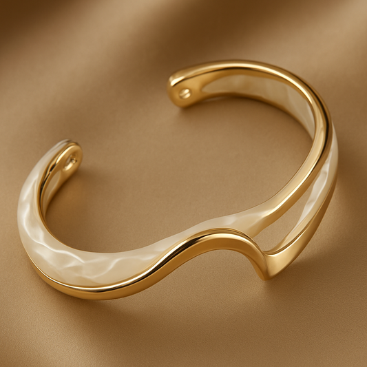 Elegantna zlata zapestnica z belim opalom