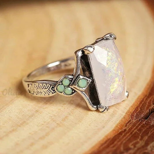 Anillo vintage de ópalo blanco y plata