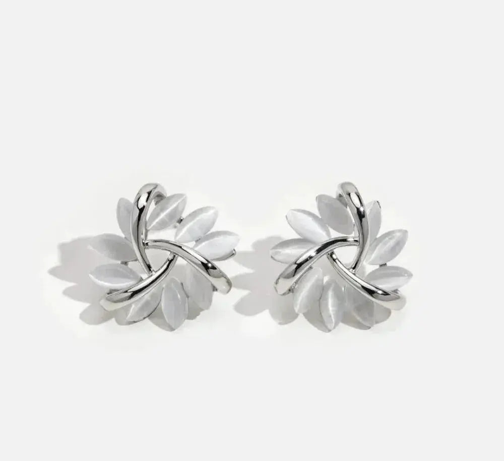 Cercei eleganți și rafinați tip stud cu petale de opal, în formă de cerc, pe aur