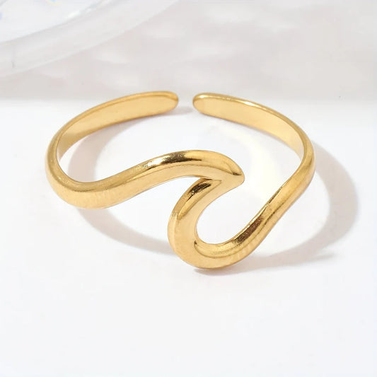 Anillo ajustable con diseño de ola en oro