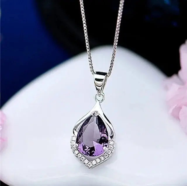 1+1 nabídka: Elegantní náhrdelník s fialovým krystalem