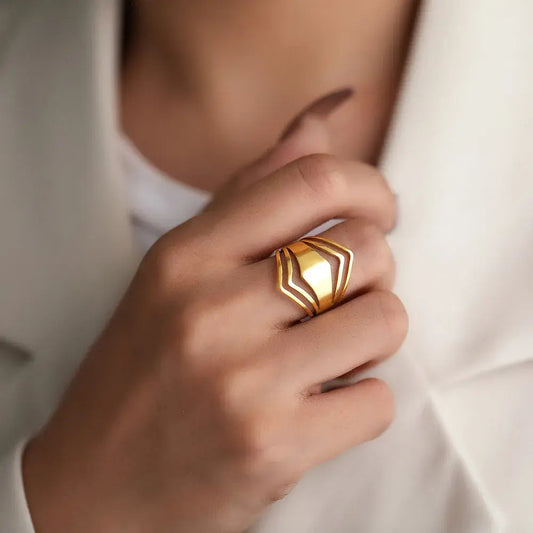 Akce 1+1: Elegantní zlatý prsten s výrazným designem