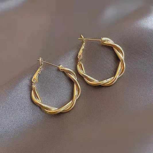 Pendientes dorados elegantemente anudados