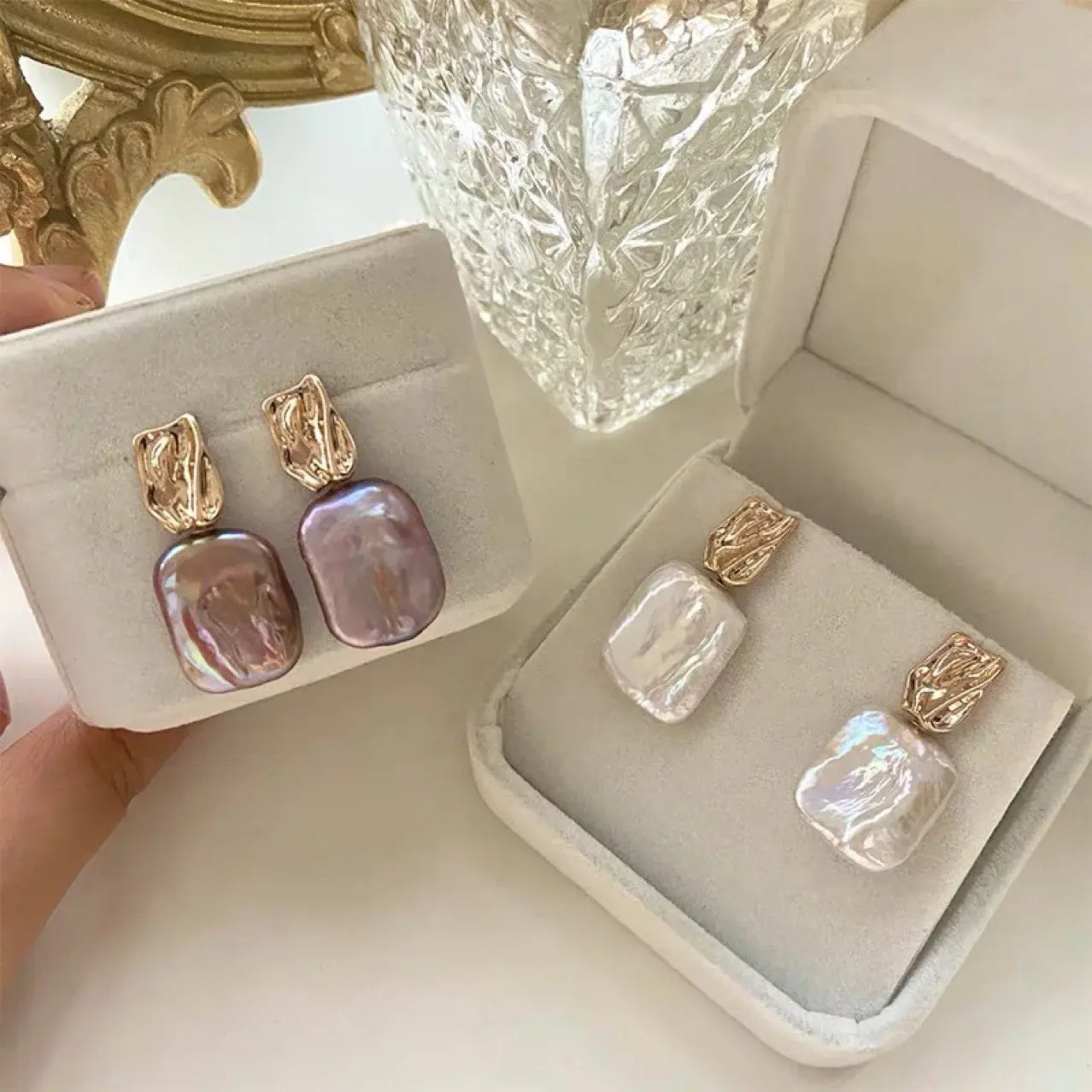 Akce 1+1: Elegantní barokní zlaté náušnice s perlou