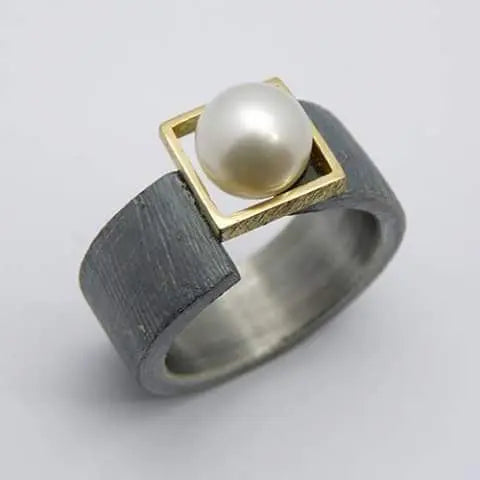 Oferta 1+1: Anillo oscuro con perla vintage.