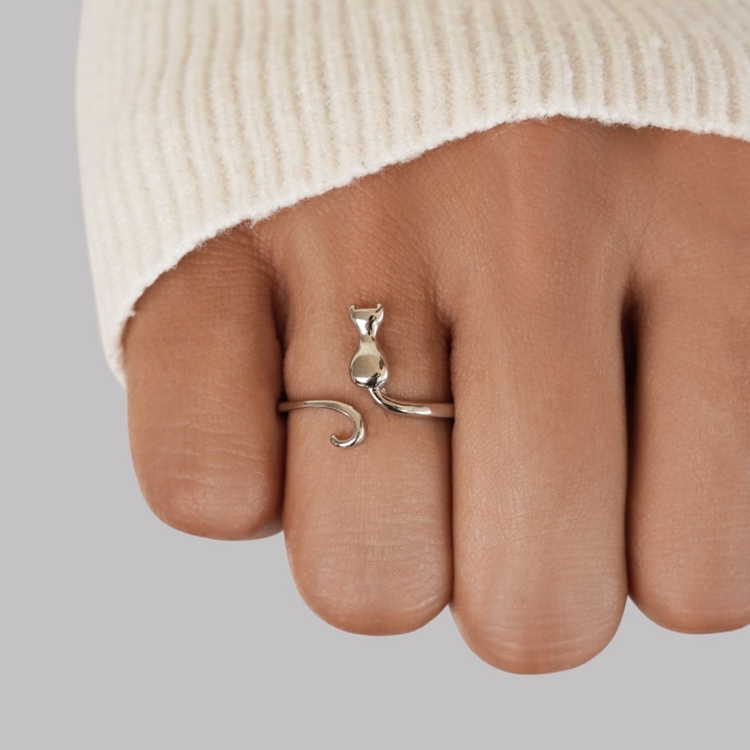 Silver cat motif ring