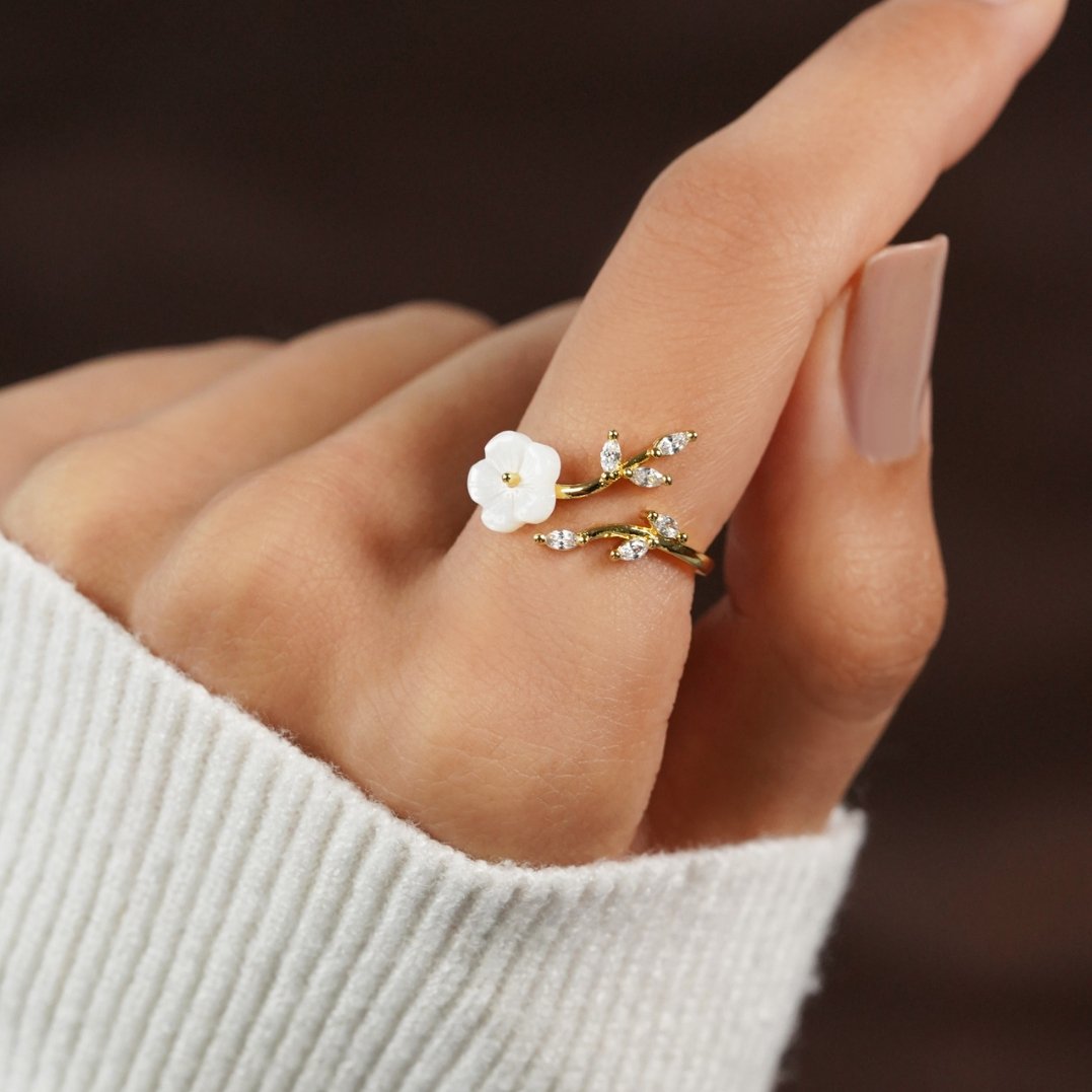 Gold floral and leaf open ring