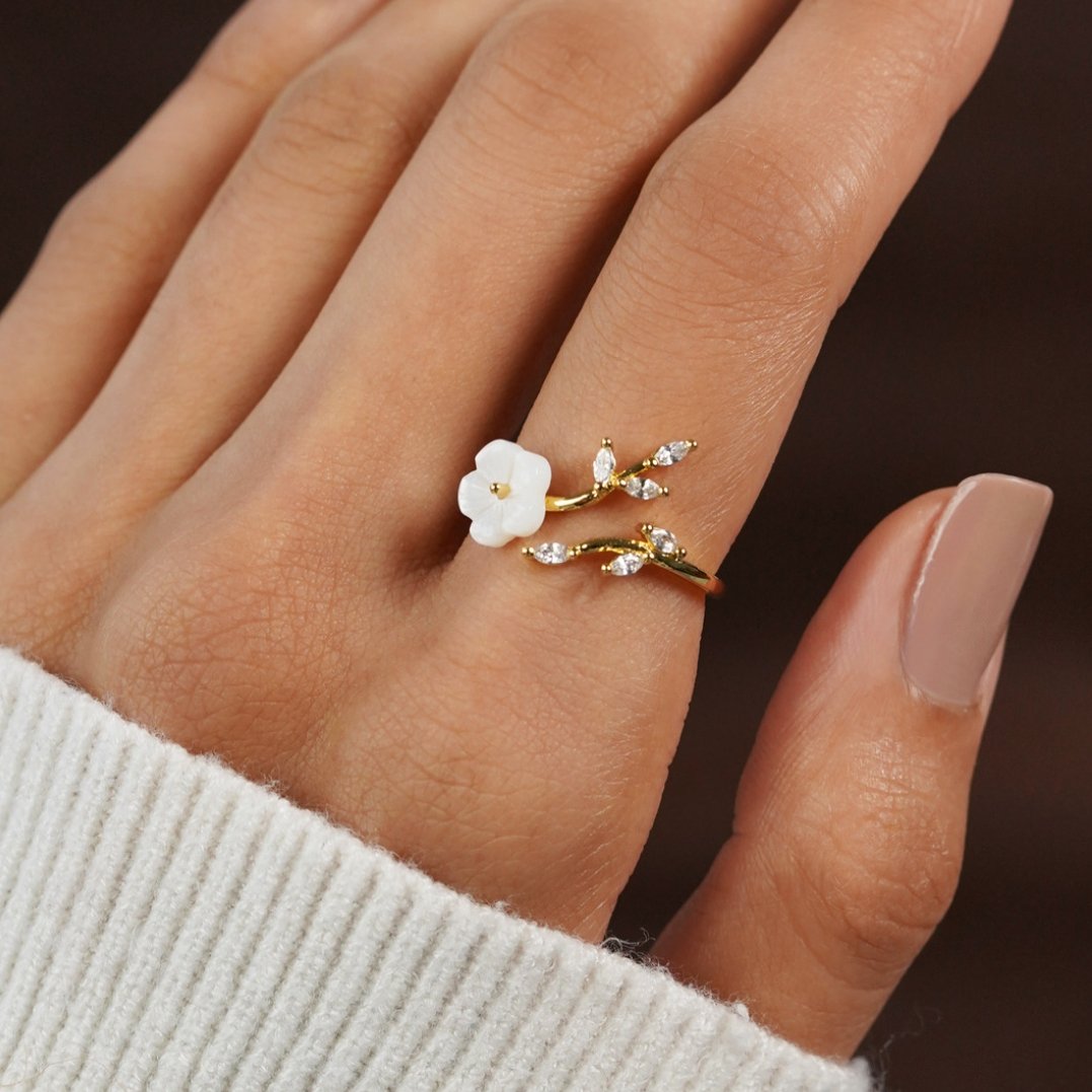Gold floral and leaf open ring